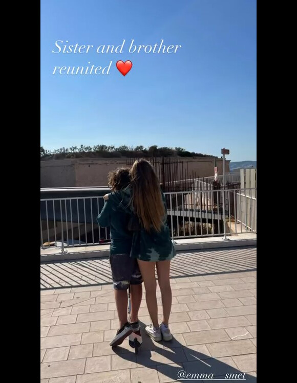 Emma Smet et son petit frère Giuliano en vacances avec leur mère @ Instagram / Estelle Lefébure