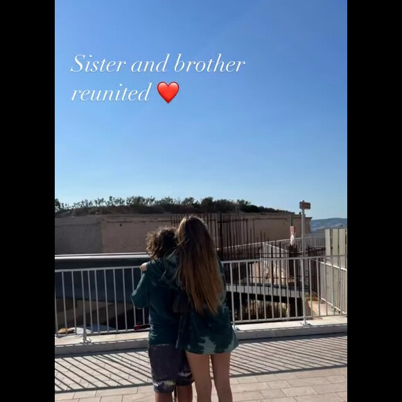 Emma Smet et son petit frère Giuliano en vacances avec leur mère @ Instagram / Estelle Lefébure
