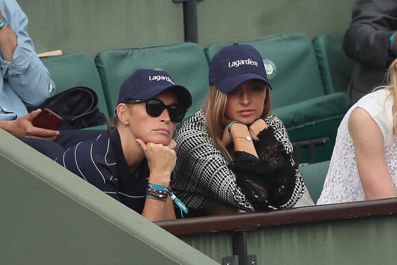 Estelle Lefebure et sa fille Emma Smet dans les tribunes des internationaux de tennis de Roland Garros à Paris, France, le 6 juin 2018. © Cyril Moreau/Bestimage 