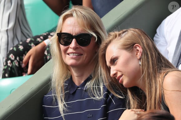 Estelle Lefebure et sa fille Emma Smet dans les tribunes des internationaux de tennis de Roland Garros à Paris, France, le 6 juin 2018. © Cyril Moreau/Bestimage 