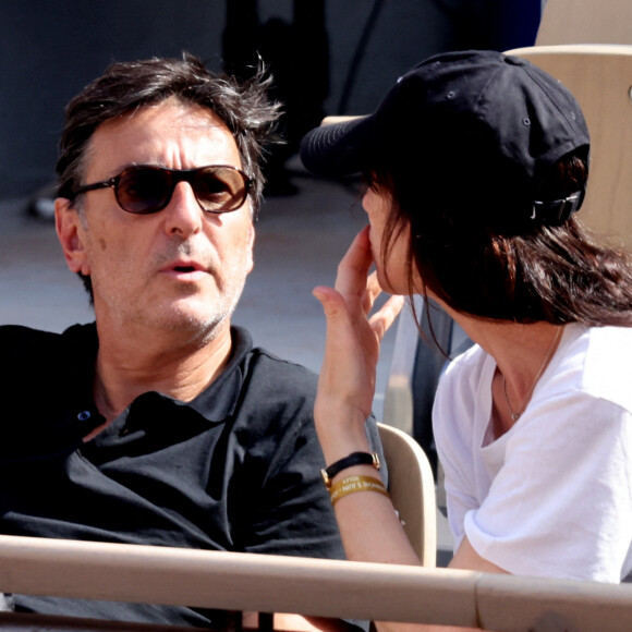 Charlotte Gainsbourg, son compagnon Yvan Attal dans les tribunes lors des Internationaux de France de Tennis de Roland Garros 2022. Paris, le 5 juin 2022. © Dominique Jacovides/Bestimage 