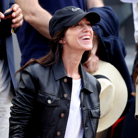 Charlotte Gainsbourg dans les tribunes lors des Internationaux de France de Tennis de Roland Garros 2022. Paris, le 5 juin 2022. © Dominique Jacovides/Bestimage 