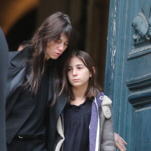 Charlotte Gainsbourg et sa fille Alice - Sortie des obseques de Kate Barry en l'eglise Saint-Roch a Paris. Le 19 decembre 2013.