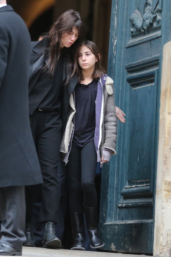 Charlotte Gainsbourg et sa fille Alice - Sortie des obseques de Kate Barry en l'eglise Saint-Roch a Paris. Le 19 decembre 2013.