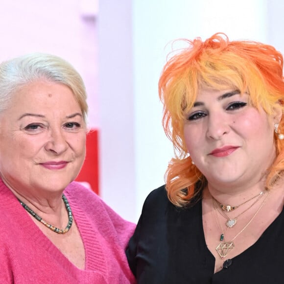 Josiane Balasko et sa fille Marilou Berry - Enregistrement de l'émission "Vivement Dimanche", présentée par M.Drucker et diffusée le 12 décembre sur France 2. Le 19 novembre 2021 © Guillaume Gaffiot / Bestimage 