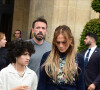 Ben Affleck et sa femme Jennifer Affleck (Lopez) poursuivent leur lune de miel à Paris avec leurs enfants respectifs Seraphina, Maximilian et Emme, le 26 juillet 2022. En quittant l'hôtel de Crillon, ils sont allés au Café Marly, face à la cour du Louvre.