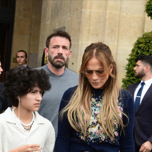 Ben Affleck et sa femme Jennifer Affleck (Lopez) poursuivent leur lune de miel à Paris avec leurs enfants respectifs Seraphina, Maximilian et Emme, le 26 juillet 2022. En quittant l'hôtel de Crillon, ils sont allés au Café Marly, face à la cour du Louvre.