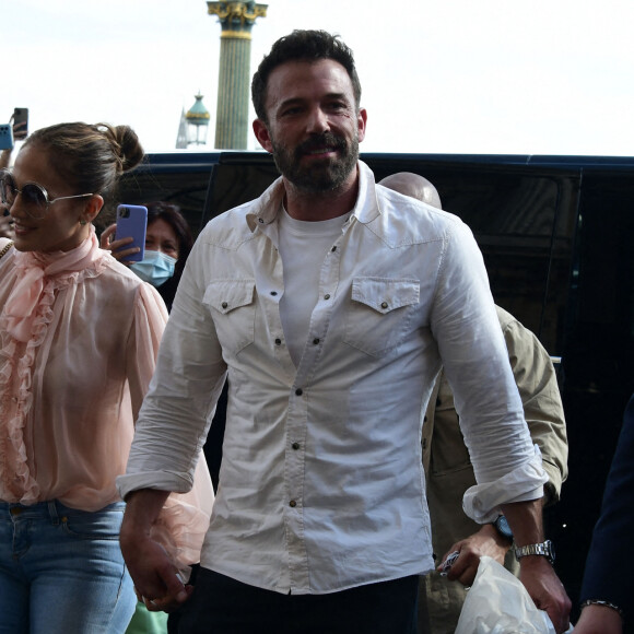 Ben Affleck et sa femme Jennifer Affleck (Lopez), accompagnés de leurs enfants respectifs Seraphina et Emme, rentrent à l'hôtel de Crillon après un passage à la parfumerie "Sephora" sur les Champs-Elysées à Paris, le 25 juillet 2022. En quittant le van, les demi-soeurs très complices, Seraphina et Emme semblent faire la course jusqu'à l'entrée du palace. Ben Affleck et sa femme J.Lopez passent leur voyage de noces à Paris, avec leurs enfants respectifs Seraphina, Violet, Maximilian et Emme. 