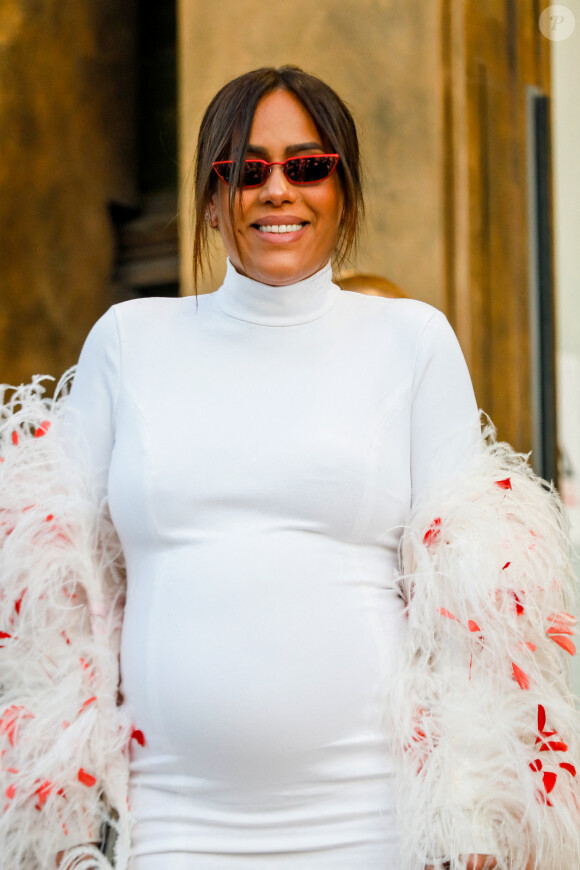 Amel Bent, enceinte, à la sortie du défilé femme Giambattista Valli lors de la Fashion Week de Paris, France. © Veeren-Clovis/Bestimage 