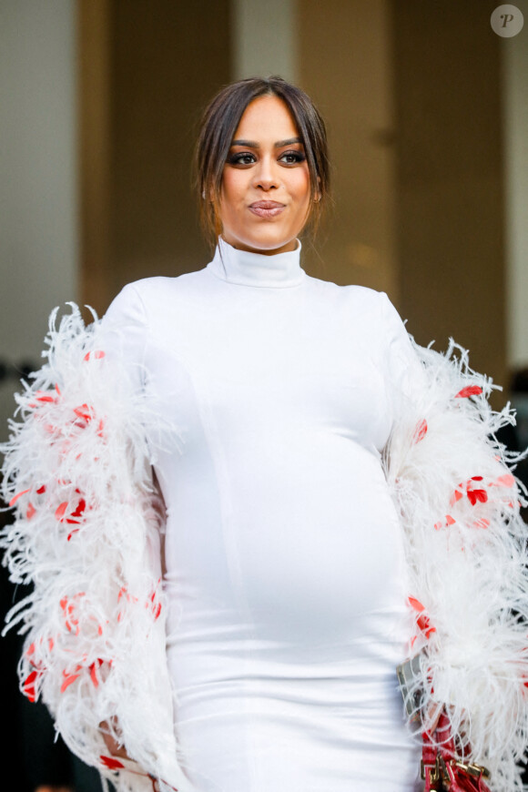 Amel Bent, enceinte, - Arrivées au défilé femme Giambattista Valli Automne/Hiver 2022/2023 lors de la Fashion Week de Paris, France, le 7 mars 2022. © Veeren-Clovis/Bestimage 