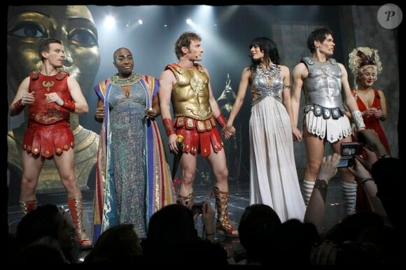 Sofia Essaïdi, Christopher Stills et toute la troupe lors de la dernière représentation de Cleopâtre, le 31 janvier 2010