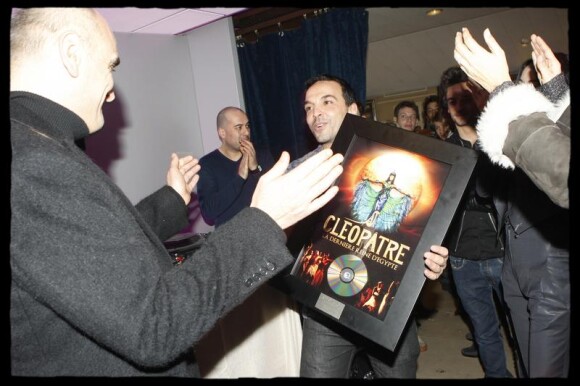 Kamel Ouali reçoit avec honneur le Disque de platine pour 130 000 albums vendus, lors de la dernière représentation de Cleopâtre, le 31 janvier 2010