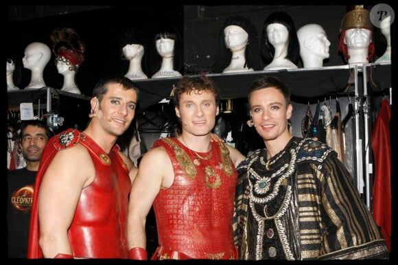 Christopher Stills entouré de deux partenaires lors de la dernière représentation de Cleopâtre, le 31 janvier 2010