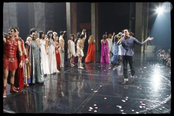 Kamel Ouali remercie les artistes et le public lors de la dernière représentation de Cleopâtre, le 31 janvier 2010