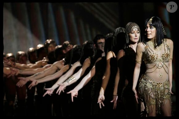 Sofia Essaïdi et les danseurs lors de la dernière représentation de Cleopâtre, le 31 janvier 2010