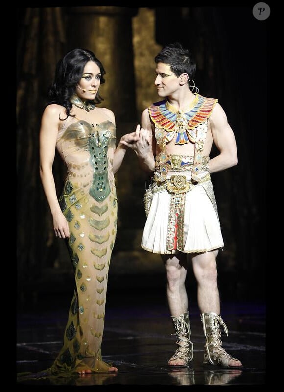 Sofia Essaïdi et Mehdi Kerkouche, qui jouait Ptolémée, lors de la dernière représentation de Cleopâtre, le 31 janvier 2010