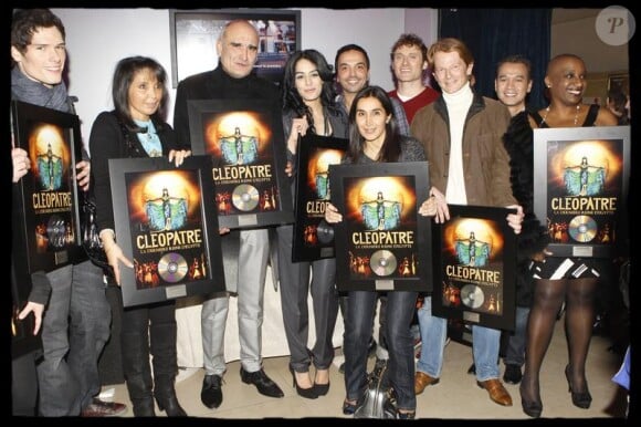 La troupe reçoit avec honneur le Disque de platine pour 130 000 albums vendus, lors de la dernière représentation de Cleopâtre, le 31 janvier 2010