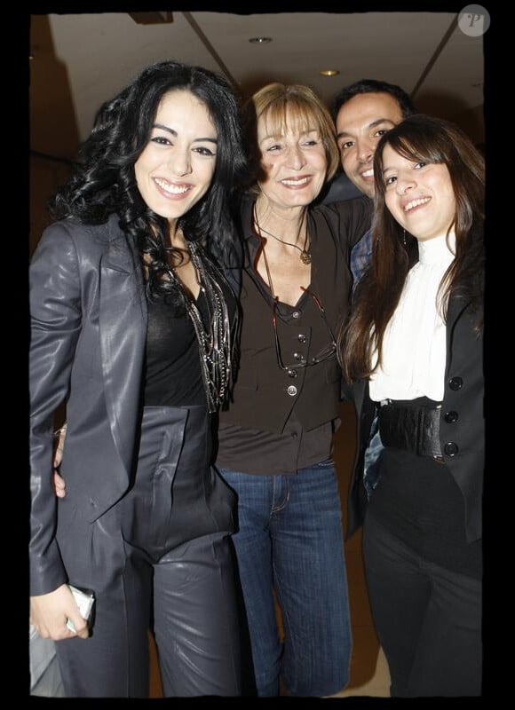 Sofia Essaïdi, sa maman et Kamel Ouali lors de la dernière représentation de Cleopâtre, le 31 janvier 2010