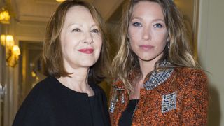 Nathalie Baye donne des nouvelles de sa fille Laura Smet "heureuse et structurée"