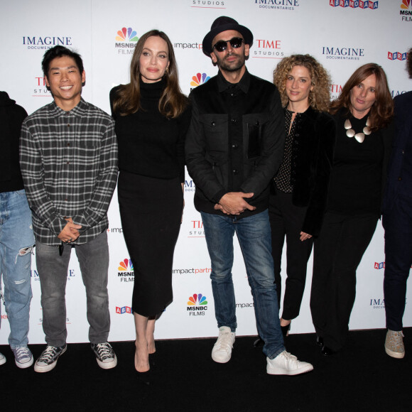 Shiloh Jolie-Pitt, Pax Jolie-Pitt, Angelina Jolie, JR, Sara Bernstein, Ameta Spain, Marc Azoulay - Première du film "Paper And Glue: A JR Project" à Los Angeles, le 18 novembre 2021.