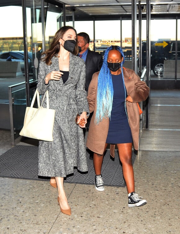 Angelina Jolie arrive avec sa fille Zahara à l'aéroport de Washington, le 9 février 2022.