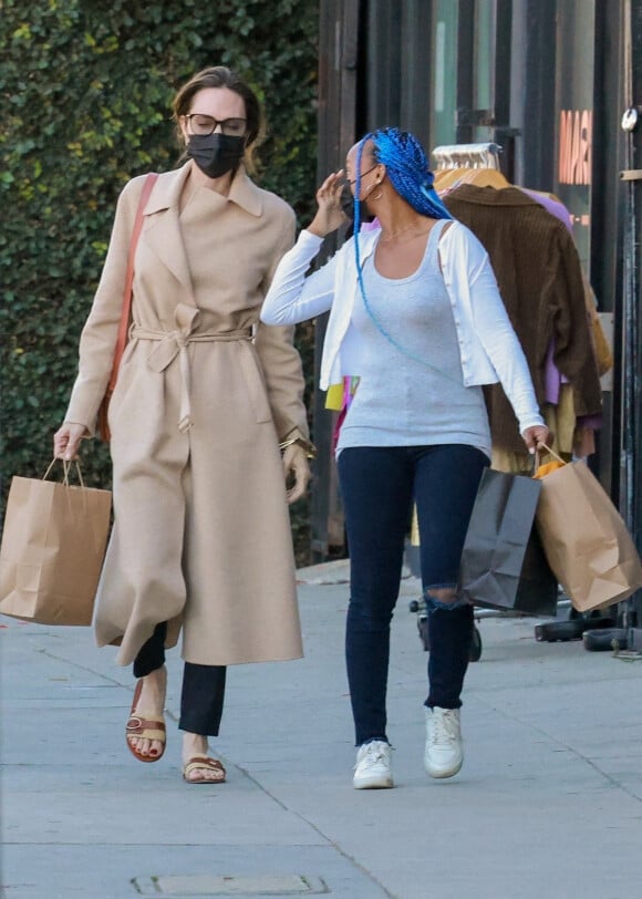 Angelina Jolie et sa fille Zahara Marley Jolie-Pitt s'arrêtent au Foxtail Salon pour faire du shopping à Los Angeles, Californie, Etats-Unis, le 5 février 2022.