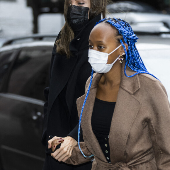 Angelina Jolie emmène Zahara et Pax Thien faire du shopping chez Bed Bath & Beyond avant d'aller déjeuner au restaurant. New York, le 17 janvier 2022.