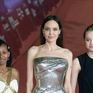 Angelina Jolie avec ses filles Shiloh et Zahara à la première du film "Eternals" lors de la 16e édition du Festival du Film de Rome, le 24 octobre 2021.