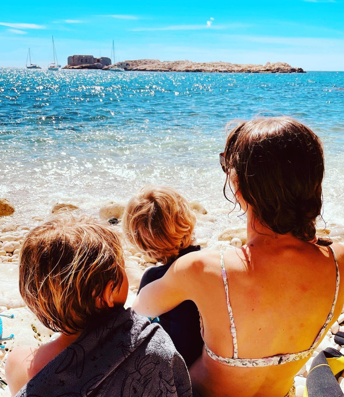 Photo : Elodie Varlet avec ses enfants à la plage - Purepeople