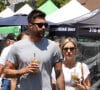 Brittany Snow et son compagnon Tyler Hoechlin se baladent en amoureux au Farmer Market à Studio City, le 5 août 2018 