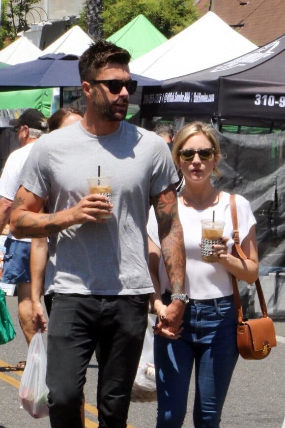 Brittany Snow et son compagnon Tyler Hoechlin se baladent en amoureux au Farmer Market à Studio City, le 5 août 2018 