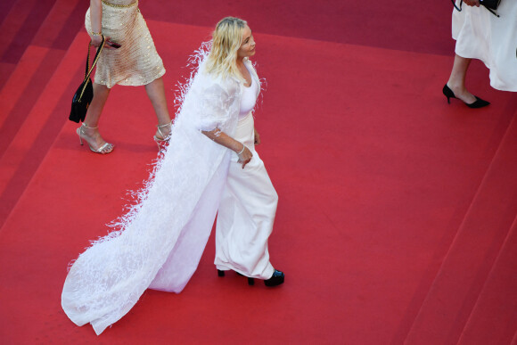 Emmanuelle Béart - Montée des marches du film "Elvis" lors du 75e Festival International du Film de Cannes. Le 25 mai 2022. © Pool / Bestimage
