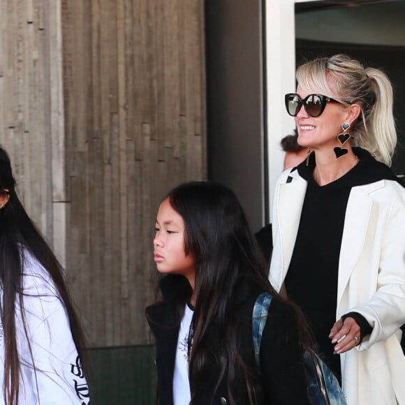 Laeticia Hallyday, ses filles Jade et Joy - Laeticia Hallyday arrive en famille avec ses filles et sa mère à l'aéroport Roissy CDG le 19 novembre 2019.