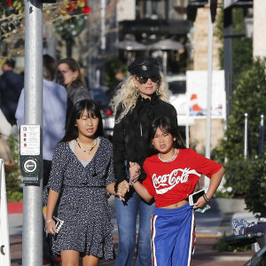 Laeticia Hallyday et ses filles Jade et Joy - Laeticia Hallyday et ses filles Jade et Joy sont allées faire du shopping dans les boutiques "Petit Ami" (magasin de vêtements pour enfants) et "Elyse Walker" à Los Angeles. Son amie Christina est venue les rejoindre pour aller déjeuner au Blue Ribbon Sushi au Pacific Village. Après le déjeuner, elles ont continué leur séance shopping et sont passées chez Starbucks. Molly Rabuchin (la mère du petit Indy Elliott dont Johnny devait être le parrain) les a rejoint puis Laeticia et ses filles sont rentrées à la villa en fin d'après-midi. Le 17 décembre 2018