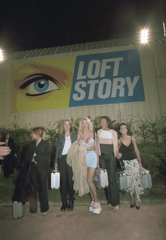 Archives - En France, à la Plaine-Saint-Denis, Kenza Braiga, Delphine Castex, Loana Petrucciani, Julie Demme et Laure De Lattre lors de l'émission Loft Story le 26 avril 2001.