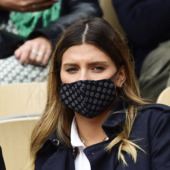 L'animatrice et ancienne Miss France 2015, Camille Cerf assiste au tournoi de tennis de Roland Garros à Paris, le 6 octobre 2020. Elle porte un masque de protection en raison de l'épidémie de coronavirus (Covid-19). 
