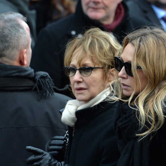 Nathalie Baye et Laura smet - Sorties de l'église de la Madeleine après les obsèques de Johnny Hallyday à Paris le 9 décembre 2017. © Veeren / Bestimage 