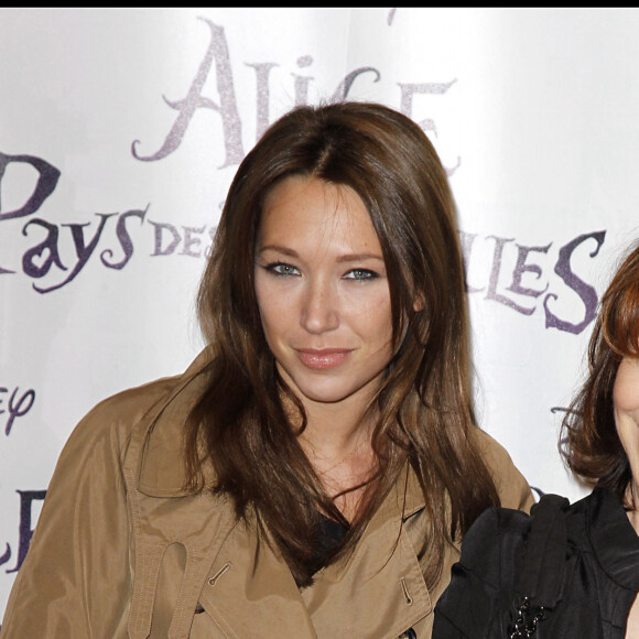 Laura Smet, Nathalie Baye - Première du spectacle "Alice au pays des merveilles" au théâtre Mogador, à Paris, le 15 mars 2010.