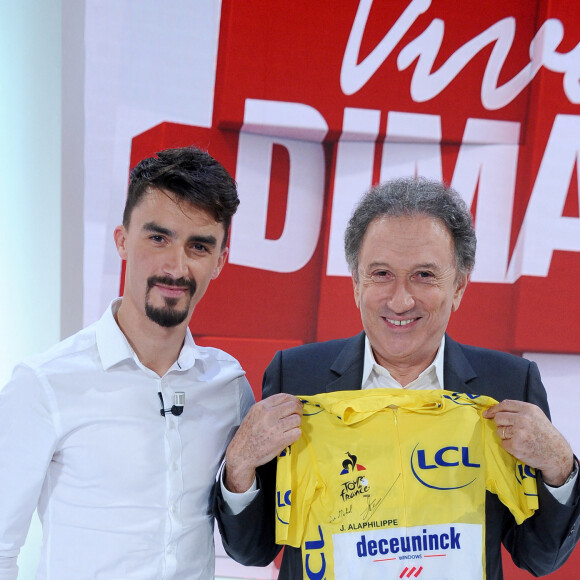 Julian Alaphilippe et Michel Drucker - Enregistrement de l'émission "Vivement Dimanche" présentée par M.Drucker et diffusée le 3 novembre 2019 sur France 2. Le 21 octobre 2019 © Guillaume Gaffiot / Bestimage 