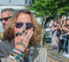 Johnny Depp va à la rencontre de fans devant la mairie d'Offenbach en Allemagne, le 6 juillet 2022.