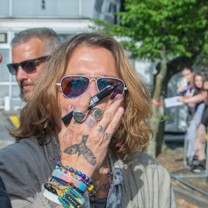 Johnny Depp va à la rencontre de fans devant la mairie d'Offenbach en Allemagne, le 6 juillet 2022.