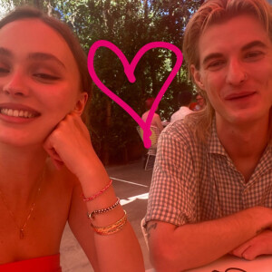 Lily-Rose Depp prend la pose avec son meilleur ami Walker Bunting