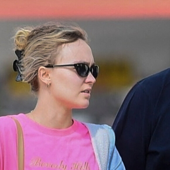 Exclusif - Lily-Rose Depp se promène avec son chauffeur dans les rues de Los Angeles le 27 juillet 2022.