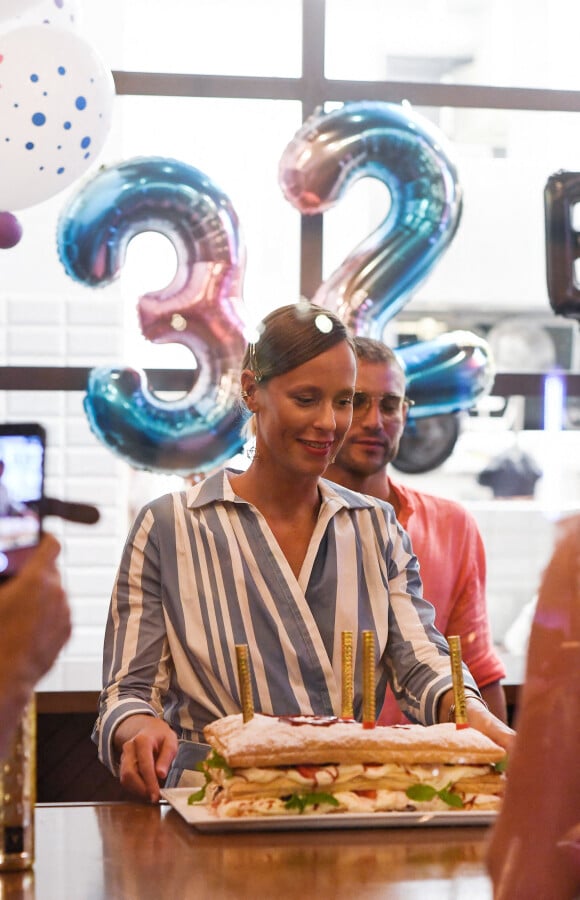 La nageuse italienne Federica Pellegrini fête son 32ème anniversaire avec des amis dans un restaurant à Vérone. Le 3 août 2020 