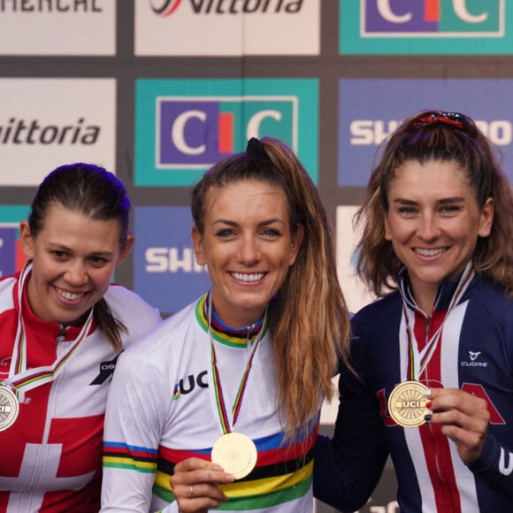 La française Pauline Ferrand-Prévot décroche le titre de championne du monde en short track aux Gets, Haute-Savoie, France, le 26 août 2022. © Fabio Averna/LPS/Zuma Press/Bestimage  FERRAND PREVOT Pauline, 2 KELLER Alessandra, 12 GIBSON Gwendalyn during UCI Mountain Bike World Championships in Les Gets 2022 Cross-Country Short Track women Edite August 26, 2022, France. 