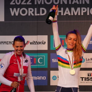 La française Pauline Ferrand-Prévot décroche le titre de championne du monde en short track aux Gets, Haute-Savoie, France, le 26 août 2022. © Fabio Averna/LPS/Zuma Press/Bestimage  FERRAND PREVOT Pauline, 2 KELLER Alessandra, 12 GIBSON Gwendalyn during UCI Mountain Bike World Championships in Les Gets 2022 Cross-Country Short Track women Edite August 26, 2022, France. 