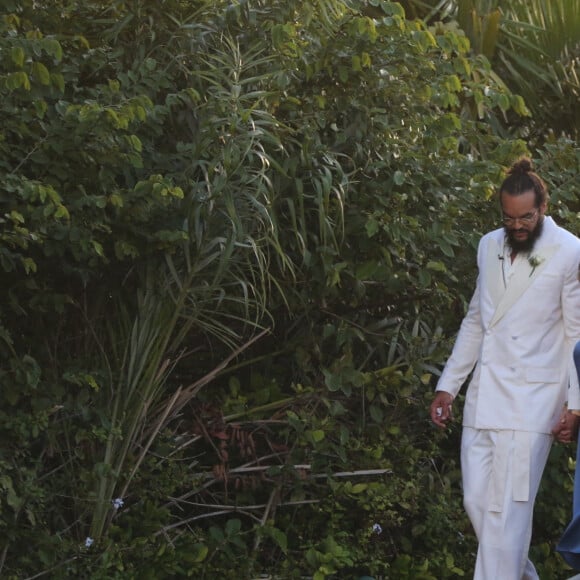 Exclusif - Joakim Noah avec ses parents Yannick Noah et Cecilia Rodhe et Socorro Oliveira Ribeiro - Joakim Noah et Lais Ribeiro se sont mariés devant leurs amis et leur famille sur la plage de Trancoso au Brésil le 13 juillet 2022.