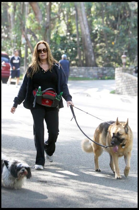 La comédienne américaine Catherine Bach en promenade avec sa fille Laura et leurs deux chiens, à Los Angeles, le 1er février 2010.