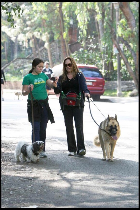 La comédienne américaine Catherine Bach en promenade avec sa fille Laura et leurs deux chiens, à Los Angeles, le 1er février 2010.