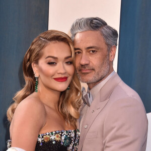 Rita Ora et Taika Waititi au photocall de la soirée "Vanity Fair" lors de la 94ème édition de la cérémonie des Oscars à Los Angeles